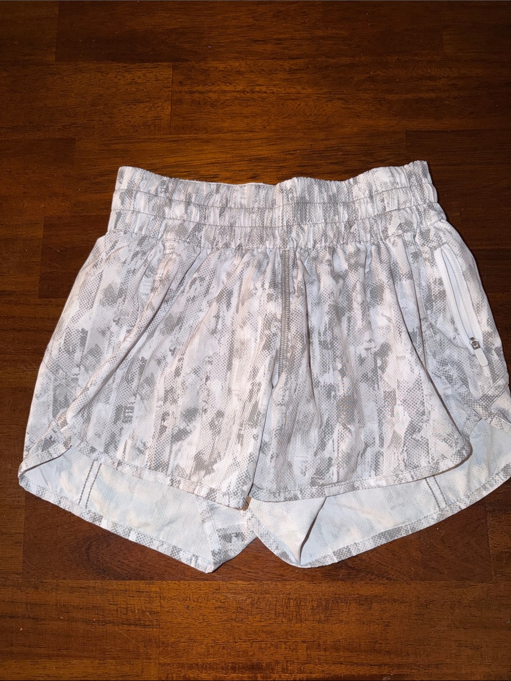 Lululemon Ladies Tracker Short V 4” style W7AQQS City Breeze Alpine White.
